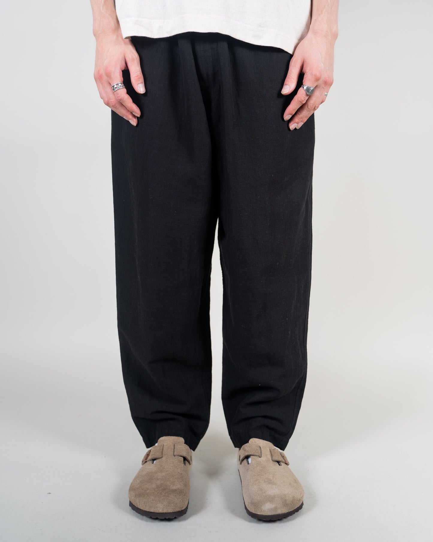 TAPERED TROUSERS (BLACK)