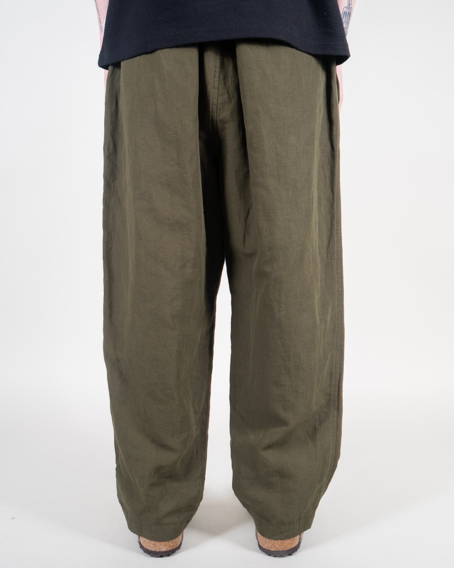 TAPERED TROUSERS (OLIVE)